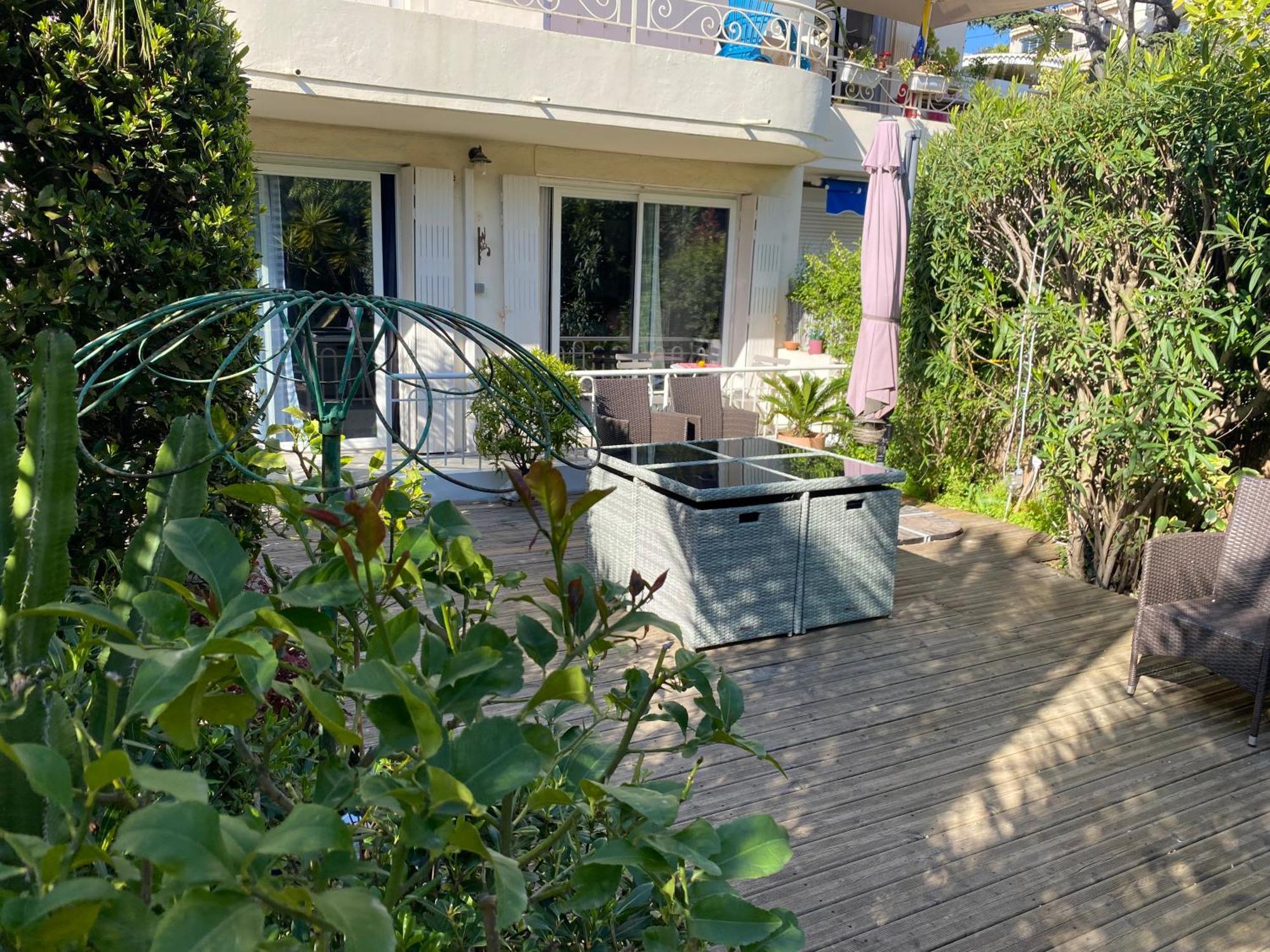 Only 60M To The Beach, 2 Bedroom Cozy Apartment, 80M2 Big Garden, Very Central Cannes Rum bild